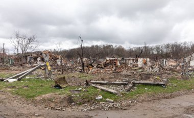 CHERNIHIV Reg., UKRAINE - Nisan. 18, 2022: Rusya 'nın Ukrayna' ya karşı savaşı. Rus işgalcilerin saldırısı sonucu Chernihiv bölgesinde tamamen yıkılmış evler ve kaos.