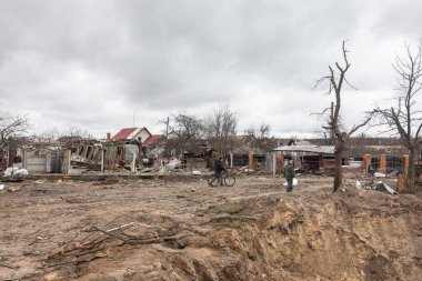 CHERNIHIV Reg., UKRAINE - Nisan. 18, 2022: Rusya 'nın Ukrayna' ya karşı savaşı. Rus işgalcilerin saldırısı sonucu Chernihiv bölgesinde tamamen yıkılmış evler ve kaos.