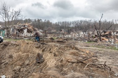CHERNIHIV Reg., UKRAINE - Nisan. 18, 2022: Rusya 'nın Ukrayna' ya karşı savaşı. Rus işgalcilerin saldırısı sonucu Chernihiv bölgesinde tamamen yıkılmış evler ve kaos.