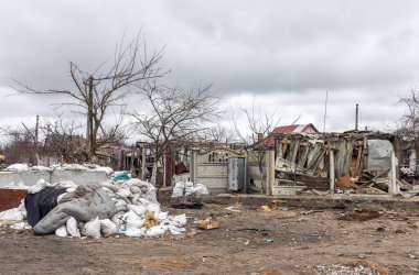 CHERNIHIV Reg., UKRAINE - Nisan. 18, 2022: Rusya 'nın Ukrayna' ya karşı savaşı. Rus işgalcilerin saldırısı sonucu Chernihiv bölgesinde tamamen yıkılmış evler ve kaos.