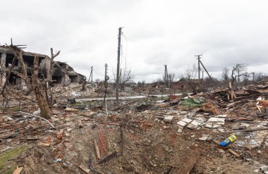 CHERNIHIV Reg., UKRAINE - Nisan. 18, 2022: Rusya 'nın Ukrayna' ya karşı savaşı. Rus işgalcilerin saldırısı sonucu Chernihiv bölgesinde tamamen yıkılmış evler ve kaos.