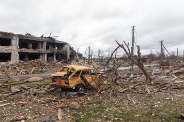 CHERNIHIV Reg., UKRAINE - Nisan. 18, 2022: Rusya 'nın Ukrayna' ya karşı savaşı. Rus işgalcilerin saldırısı sonucu Chernihiv bölgesinde tamamen yıkılmış evler ve kaos.