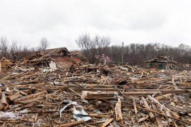 CHERNIHIV Reg., UKRAINE - Nisan. 18, 2022: Rusya 'nın Ukrayna' ya karşı savaşı. Rus işgalcilerin saldırısı sonucu Chernihiv bölgesinde tamamen yıkılmış evler ve kaos.