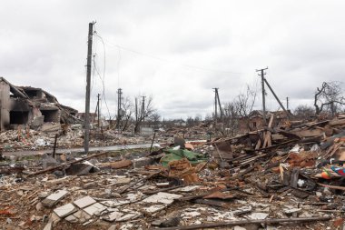 CHERNIHIV Reg., UKRAINE - Nisan. 18, 2022: Rusya 'nın Ukrayna' ya karşı savaşı. Rus işgalcilerin saldırısı sonucu Chernihiv bölgesinde tamamen yıkılmış evler ve kaos.