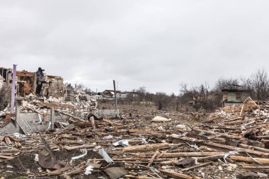CHERNIHIV Reg., UKRAINE - Nisan. 18, 2022: Rusya 'nın Ukrayna' ya karşı savaşı. Rus işgalcilerin saldırısı sonucu Chernihiv bölgesinde tamamen yıkılmış evler ve kaos.