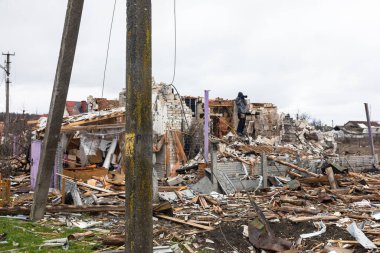 CHERNIHIV Reg., UKRAINE - Nisan. 18, 2022: Rusya 'nın Ukrayna' ya karşı savaşı. Rus işgalcilerin saldırısı sonucu Chernihiv bölgesinde tamamen yıkılmış evler ve kaos.
