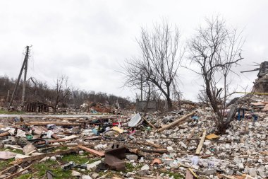 CHERNIHIV Reg., UKRAINE - Nisan. 18, 2022: Rusya 'nın Ukrayna' ya karşı savaşı. Rus işgalcilerin saldırısı sonucu Chernihiv bölgesinde tamamen yıkılmış evler ve kaos.