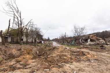 CHERNIHIV Reg., UKRAINE - Nisan. 18, 2022: Rusya 'nın Ukrayna' ya karşı savaşı. Rus işgalcilerin saldırısı sonucu Chernihiv bölgesinde tamamen yıkılmış evler ve kaos.