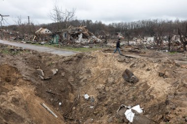 CHERNIHIV Reg., UKRAINE - Nisan. 18, 2022: Rusya 'nın Ukrayna' ya karşı savaşı. Rus işgalcilerin saldırısı sonucu Chernihiv bölgesinde tamamen yıkılmış evler ve kaos.