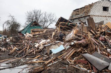 CHERNIHIV Reg., UKRAINE - Nisan. 18, 2022: Rusya 'nın Ukrayna' ya karşı savaşı. Rus işgalcilerin saldırısı sonucu Chernihiv bölgesinde tamamen yıkılmış evler ve kaos.