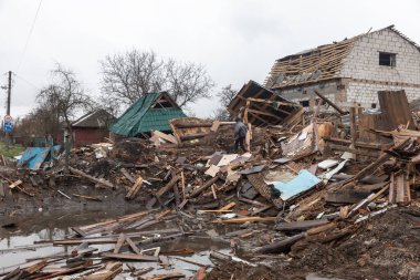 CHERNIHIV Reg., UKRAINE - Nisan. 18, 2022: Rusya 'nın Ukrayna' ya karşı savaşı. Rus işgalcilerin saldırısı sonucu Chernihiv bölgesinde tamamen yıkılmış evler ve kaos.