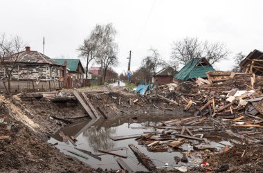CHERNIHIV Reg., UKRAINE - Nisan. 18, 2022: Rusya 'nın Ukrayna' ya karşı savaşı. Rus işgalcilerin saldırısı sonucu Chernihiv bölgesinde tamamen yıkılmış evler ve kaos.
