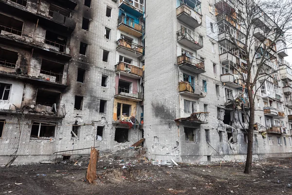 CHERNIHIV Reg., UKRAINE - Nisan. 18, 2022: Rusya 'nın Ukrayna' ya karşı savaşı. Rus işgalcilerin saldırısı sonucu Chernihiv bölgesinde tamamen yıkılmış evler ve kaos.