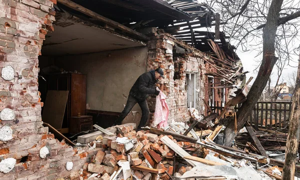 CHERNIHIV Reg., UKRAINE - Nisan. 18, 2022: Rusya 'nın Ukrayna' ya karşı savaşı. Rus işgalcilerin saldırısı sonucu Chernihiv bölgesinde tamamen yıkılmış evler ve kaos.