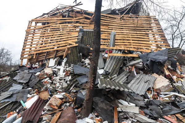 CHERNIHIV Reg., UKRAINE - Nisan. 18, 2022: Rusya 'nın Ukrayna' ya karşı savaşı. Rus işgalcilerin saldırısı sonucu Chernihiv bölgesinde tamamen yıkılmış evler ve kaos.