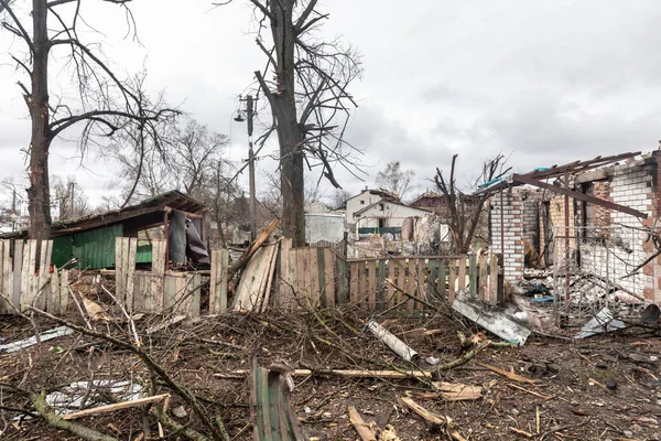 CHERNIHIV Reg., UKRAINE - Nisan. 18, 2022: Rusya 'nın Ukrayna' ya karşı savaşı. Rus işgalcilerin saldırısı sonucu Chernihiv bölgesinde tamamen yıkılmış evler ve kaos.