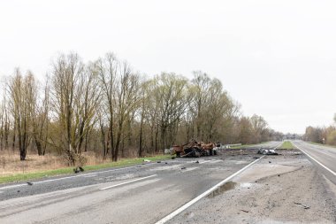 Ukrayna 'da savaş. Yolun kenarında yanmış arabaların olduğu yer. Rus ordusunun Chernihiv yakınlarındaki otoyolda Ukrayna 'yı istila ettiğine dair izler var..