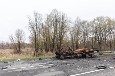 Ukrayna 'da savaş. Yolun kenarında yanmış arabaların olduğu yer. Rus ordusunun Chernihiv yakınlarındaki otoyolda Ukrayna 'yı istila ettiğine dair izler var..