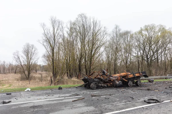 Ukrayna Savaş Yolun Kenarında Yanmış Arabaların Olduğu Yer Rus Ordusunun — Stok fotoğraf