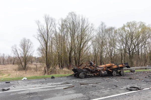 Ukrayna 'da savaş. Yolun kenarında yanmış arabaların olduğu yer. Rus ordusunun Chernihiv yakınlarındaki otoyolda Ukrayna 'yı istila ettiğine dair izler var..
