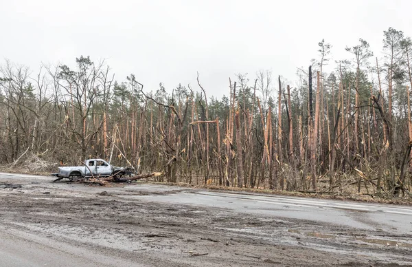 Oorlog Oekraïne Verbrande Auto Beschadigde Bomen Sporen Van Russische Invasie — Stockfoto