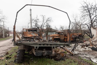 Chernihiv Reg., Ukrayna - 20 Nisan 2022: Rus işgalcilerin saldırısı sonucu yanmış arabalar ve köyün sokaklarında askeri teçhizat imha edildi