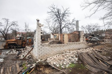 Chernihiv Reg., Ukrayna - 20 Nisan 2022: Rus işgalcilerin saldırısı sonucu köyde tamamen ve kısmen yıkılmış evler