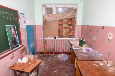 Chernihiv Reg., Ukrayna - 20 Nisan 2022: Rus işgali sonucu kısmen yıkılmış okul sınıflarında kaos ve kargaşa