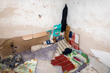 Chernihiv Reg, Ukrayna - 20 Nisan 2022: Rus işgali sırasında yerlilerin saklandığı sığınağı görmek. 