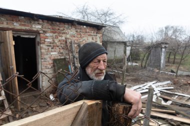 Chernihiv Reg., Ukrayna - 20 Nisan 2022, 69 yaşında, Yahidne köyünün sakini, evi ve evi Rus işgali altındayken tamamen yıkılmış..