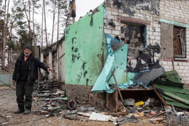 Chernihiv Reg., Ukrayna - 20 Nisan 2022, 69 yaşında, Yahidne köyünün sakini, evi ve evi Rus işgali altındayken tamamen yıkılmış..