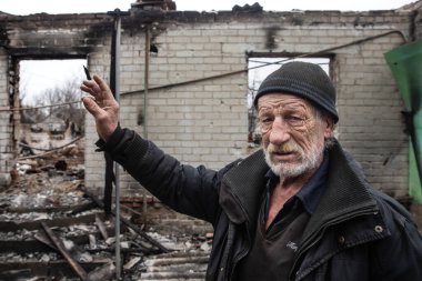 Chernihiv Reg., Ukrayna - 20 Nisan 2022, 69 yaşında, Yahidne köyünün sakini, evi ve evi Rus işgali altındayken tamamen yıkılmış..