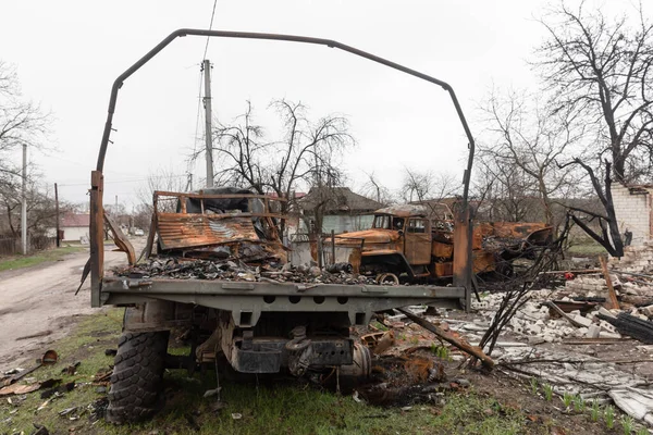 Chernihiv Reg., Ukrayna - 20 Nisan 2022: Rus işgalcilerin saldırısı sonucu yanmış arabalar ve köyün sokaklarında askeri teçhizat imha edildi