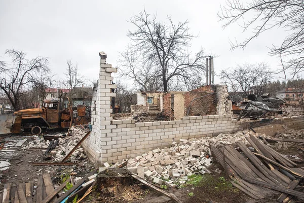 Chernihiv Reg., Ukrayna - 20 Nisan 2022: Rus işgalcilerin saldırısı sonucu köyde tamamen ve kısmen yıkılmış evler