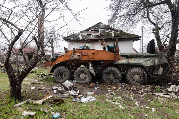 Chernihiv Reg Ukraine Apr 2022 Καμένα Αυτοκίνητα Και Κατεστραμμένος Στρατιωτικός — Φωτογραφία Αρχείου