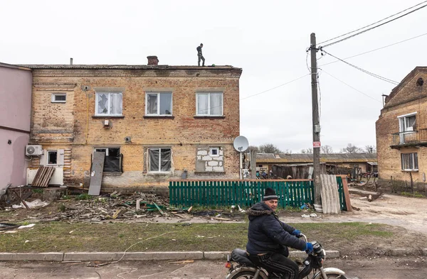 Chernihiv Reg Ukraine April 2022 Einheimische Reparieren Das Dach Des — Stockfoto