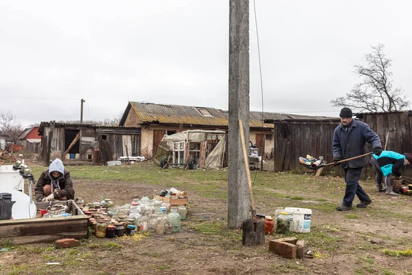 Chernihiv Reg Ukraine Apr 2022 当地居民在俄罗斯占领后整理东西 清理垃圾和修理房屋 — 图库照片