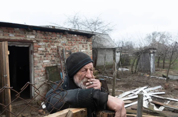 Chernihiv Reg., Ukrayna - 20 Nisan 2022, 69 yaşında, Yahidne köyünün sakini, evi ve evi Rus işgali altındayken tamamen yıkılmış..