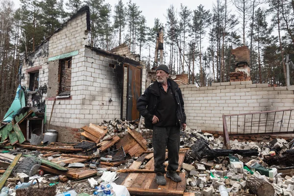 Černihiv Reg Ukrajina Dubna 2022 Obyvatel Vesnice Yahidne Jejíž Dům — Stock fotografie