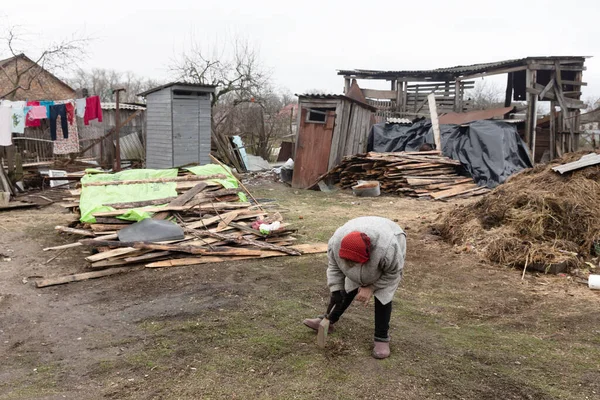 Chernihiv Reg Ukraine Apr 2022 当地居民在俄罗斯占领后整理东西 清理垃圾和修理房屋 — 图库照片