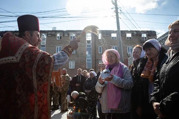 Gorenka Kyiv Reg Ukraine Apr 2022年4月24日 在乌克兰基辅地区Gorenka 人们参加东正教复活节礼拜 东正教牧师向信徒和篮子喷洒圣水 — 图库照片
