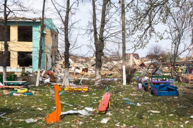 MAKARIV, UKRAINE - Nisan. 23, 2022: Rus işgal güçleri tarafından Ukrayna 'nın işgali sonucu anaokulunu yok etti. Ruslar 26 Mart gecesi üzerine hava bombası attılar.