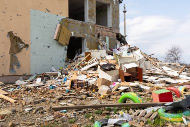 MAKARIV, UKRAINE - Nisan. 23, 2022: Rus işgal güçleri tarafından Ukrayna 'nın işgali sonucu anaokulunu yok etti. Ruslar 26 Mart gecesi üzerine hava bombası attılar.