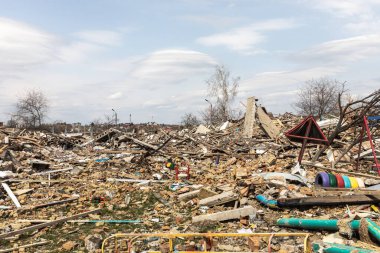 MAKARIV, UKRAINE - Nisan. 23, 2022: Rus işgal güçleri tarafından Ukrayna 'nın işgali sonucu anaokulunu yok etti. Ruslar 26 Mart gecesi üzerine hava bombası attılar.