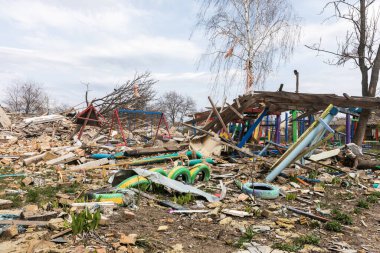 MAKARIV, UKRAINE - Nisan. 23, 2022: Rus işgal güçleri tarafından Ukrayna 'nın işgali sonucu anaokulunu yok etti. Ruslar 26 Mart gecesi üzerine hava bombası attılar.
