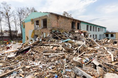 MAKARIV, UKRAINE - Nisan. 23, 2022: Rus işgal güçleri tarafından Ukrayna 'nın işgali sonucu anaokulunu yok etti. Ruslar 26 Mart gecesi üzerine hava bombası attılar.