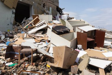 MAKARIV, UKRAINE - Nisan. 23, 2022: Rus işgal güçleri tarafından Ukrayna 'nın işgali sonucu anaokulunu yok etti. Ruslar 26 Mart gecesi üzerine hava bombası attılar.