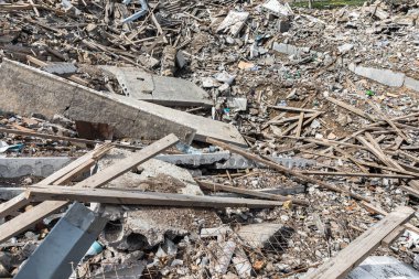 MAKARIV, UKRAINE - Nisan. 23, 2022: Rus işgal güçleri tarafından Ukrayna 'nın işgali sonucu anaokulunu yok etti. Ruslar 26 Mart gecesi üzerine hava bombası attılar.