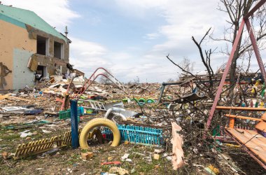 MAKARIV, UKRAINE - Nisan. 23, 2022: Rus işgal güçleri tarafından Ukrayna 'nın işgali sonucu anaokulunu yok etti. Ruslar 26 Mart gecesi üzerine hava bombası attılar.