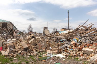 MAKARIV, UKRAINE - Nisan. 23, 2022: Rus işgal güçleri tarafından Ukrayna 'nın işgali sonucu anaokulunu yok etti. Ruslar 26 Mart gecesi üzerine hava bombası attılar.